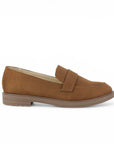 Vista lateral de mocasín cafe para mujer con tira frontal y tacón bajo de 4cm