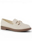 Vista diagonal de mocasín beige para mujer con herraje decorativo y tacón bajo de 3cm de meter