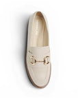 Vista superior de mocasín beige para mujer con herraje decorativo de meter