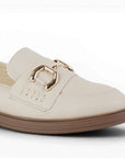 Vista de herraje decorativo en mocasín beige de meter para mujer con tacón bajo de 3cm y punta redonda