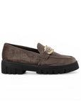 Vista lateral de mocasín cafe para mujer con herraje, costura y tacón ancho bajo de 4cm, de suela chunky