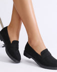 Mocasines negros para mujer de tacón bajo 3cm y tira frontal tipo antifaz