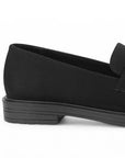 Vista trasera de tacón bajo 3cm en mocasín negro de meter para mujer con tira frontal costuras y punta redonda