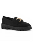Vista diagonal de mocasín negro para mujer con tacón bajo de 4cm y herraje de adorno