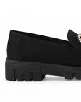 Vista trasera de tacón bajo 4cm en mocasín negro para mujer con herraje de adorno y punta redondo