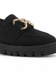 Vista a detalle de punta redonda en mocasín negro para mujer con herraje y costuras visibles