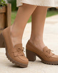 Mocasines cafés para dama con detalles al frente de plataforma y tacón medio 8 cm