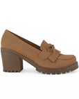 Vista lateral de mocasín café con detalles laterales, plataforma y tacón medio 8 cm para dama