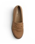 Vista superior de mocasín café para dama con detalles al frente, plataforma y tacón medio 8cm
