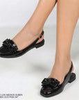 Flats negros de piso con moño en el empeine y pulsera ajustable