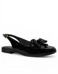 Vista diagonal de flat negro para dama con moño en el empeine y pulsera ajustable