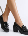 Mocasines negros para dama con detalles al frente de plataforma y tacón medio 8 cm