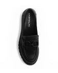 Vista superior del mocasín negro con herraje decorativo punta redonda y suela tipo chunky de tacón medio 8cm