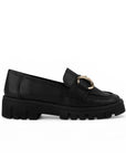 Vista lateral de mocasín negro para mujer con herraje y tacón bajo de 4cm