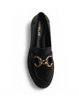 Vista superior de mocasín negro para mujer con herraje de adorno, punta redonda y costuras visibles