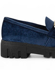 Vista trasera de tacón ancho bajo de 4cm en mocasín azul para mujer con herraje y suela truck