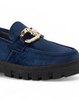 Vista de punta redonda en mocasín azul para mujer con herraje y suela truck de tacón bajo 4cm