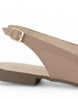 Vista trasera del flat nude de piso con pulsera ajustable para dama de charol