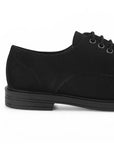 Vista trasera de tacón bajo 3cm en mocasín negro para mujer con agujetas