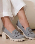 Mocasines grises para dama con detalles al frente de plataforma y tacón medio 8 cm