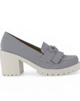 Vista lateral de mocasín gris con detalles laterales, plataforma y tacón medio 8 cm para dama