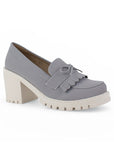 Vista diagonal del mocasín gris con detalles al frente y tacón medio 8 cm para dama