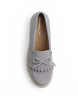 Vista superior de mocasín gris para dama con detalles al frente, plataforma y tacón medio 8cm
