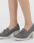 Mocasines grises para dama con detalles al frente de plataforma y tacón medio 8 cm