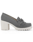 Vista lateral de mocasín gris con detalles laterales, plataforma y tacón medio 8 cm para dama