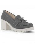 Vista diagonal del mocasín gris con detalles al frente y tacón medio 8 cm para dama