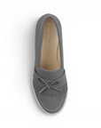 Vista superior de mocasín gris para dama con detalles al frente, plataforma y tacón medio 8cm