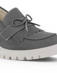 Detalle del material buck de mocasín gris para dama con detalles al frente, plataforma y tacón medio 8 cm.
