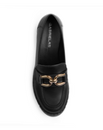 Vista superior del mocasín negro con herraje decorativo punta redonda y suela tipo chunky de tacón medio 8cm