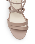 Vista de material cabra sintético en zapatilla para mujer color maquillaje con pulsera y tacón de 8cm