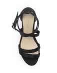Vista superior de zapatilla negra para mujer con hebilla ajustable
