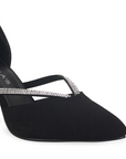 Vista a detalle de zapatilla para mujer con punta cerrada y pedrería para evento formal en color negro