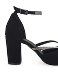 Vista de tacón bloque de 8cm en zapatilla negra para mujer con pedreria