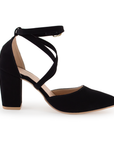 Vista a detalle de zapatilla para mujer con tiras cruzadas, pulsera y tacón de 8cm en color negro