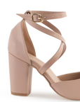 Vista trasera de tacón bloque de 8cm en zapatilla para mujer con talón cerrado y pulsera ajustable en color maquillaje