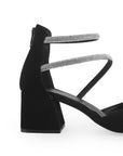 Vista trasera de tacón bajo ancho de 6cm en zapatilla negra para mujer con punta fina cerrada y tiras de pedrería