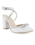 vista diagonal de zapatillas blancas con moño y tiras de pedrería tacón medio 8cm para dama