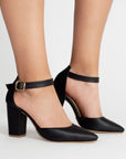 Zapatillas negras con terminación en punta hebilla ajustable y tacón medio 8cm para dama