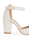 vista trasera del tacón medio 8cm y detalle en correa ajustable de las zapatillas beige para dama