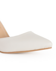 detalle del material cabra sintético en zapatillas beige para dama con tacón medio 8cm