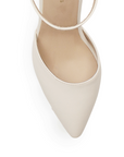 vista del detalle de terminación en punta en zapatillas beige para dama con tacón medio 8cm