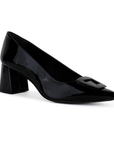 Vista diagonal de zapatilla negra con tacón bajo 6cm y punta fina para dama