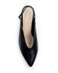 Vista superior de zapatilla para mujer con hebilla ajustable en pulsera abajo del tobillo en color negro