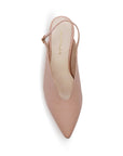 Vista superior de zapatilla para mujer con hebilla ajustable en pulsera abajo del tobillo en color maquillaje