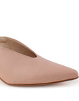 Vista a detalle de zapatilla para mujer en color maquillaje tipo stiletto
