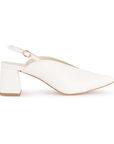 Vista lateral de zapatilla beige para mujer con hebilla ajustable en pulsera abajo del tobillo y tacón de 7cm